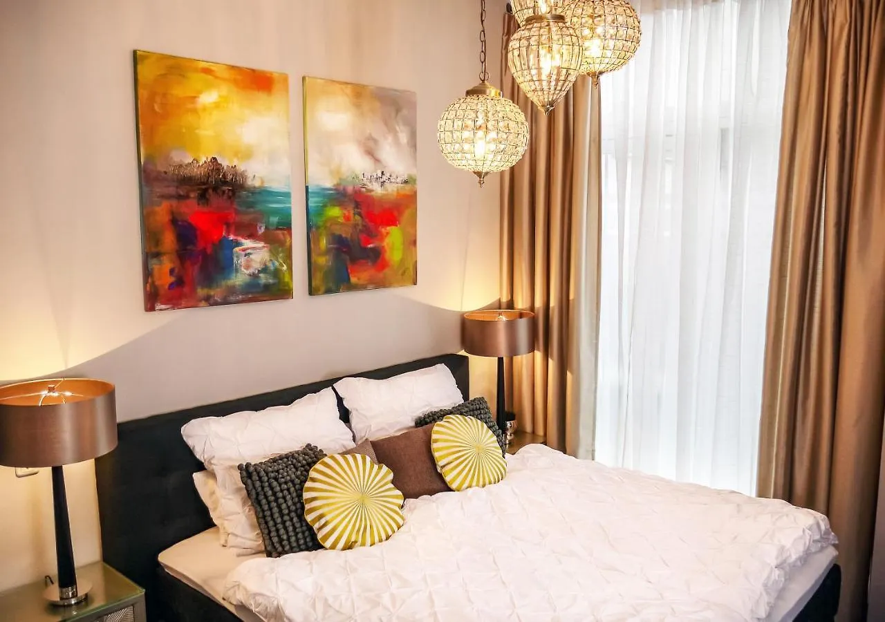 Comfort And Style In City Center With Ensuite Bathroom On Schaafenstrasse Cologne