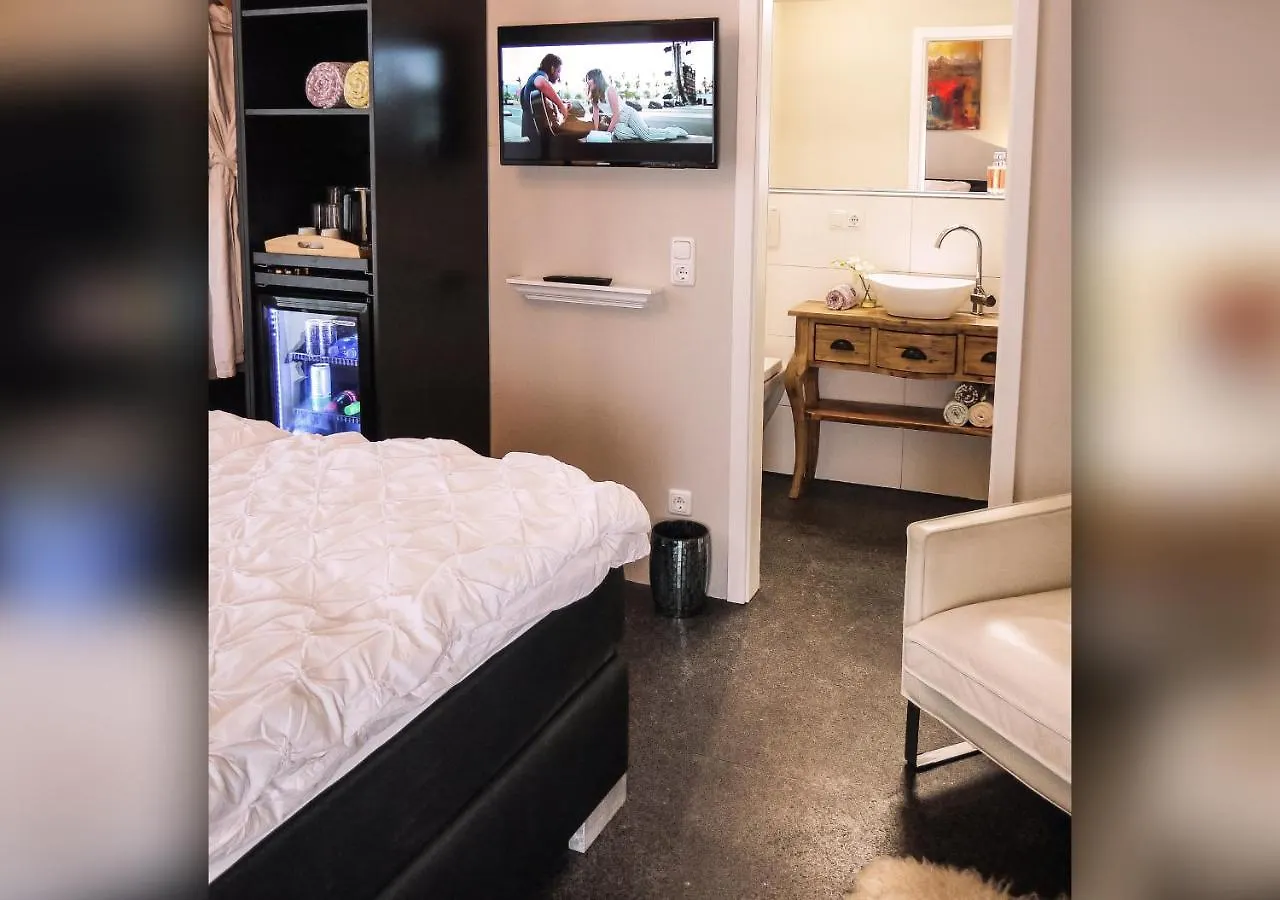 Homestay Comfort And Style In City Center With Ensuite Bathroom On Schaafenstrasse Cologne